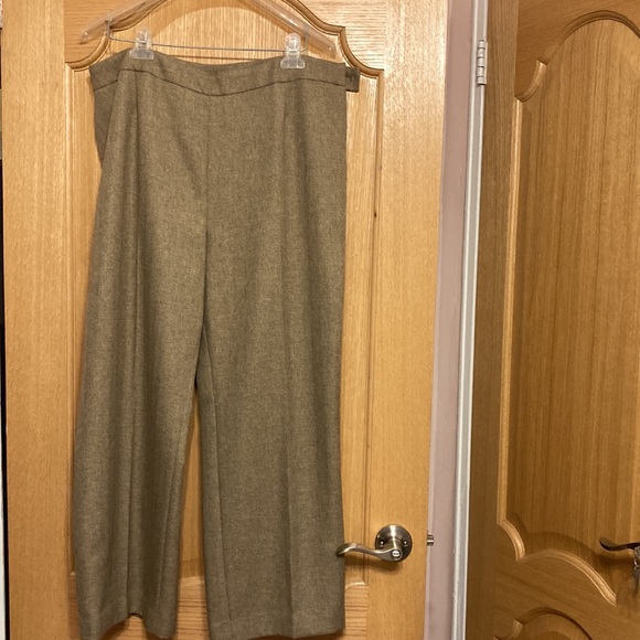 Women Le Suit pantsuits. Size 14. Lined.Made in Vietnam.Very good condition. - Picture 3 of 4